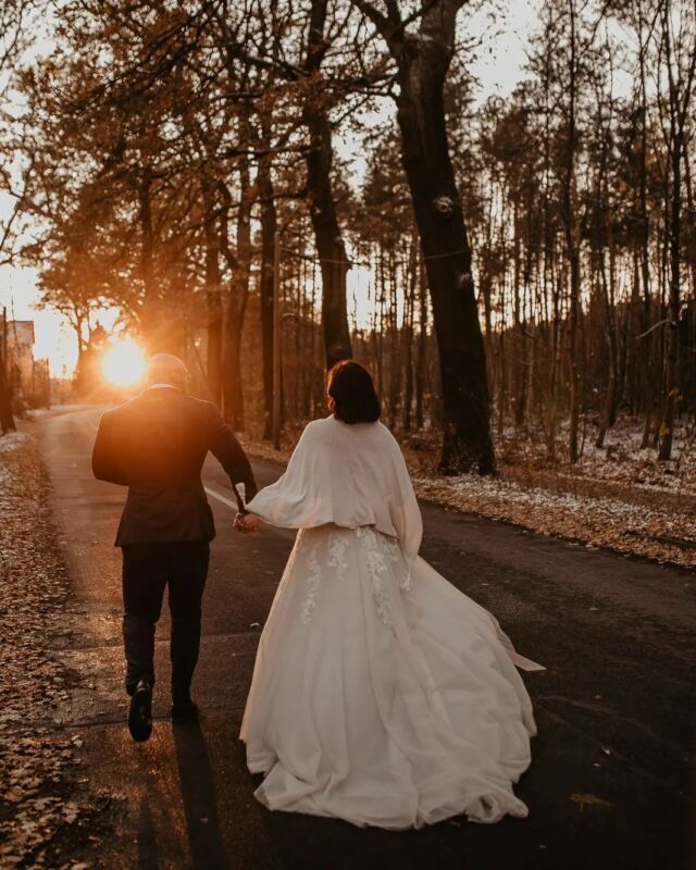 Running into this exciting week like...✨

#afterweddingshooting #sonnenuntergangsshooting #sonnenuntergang #wintershooting #schneeshooting #paarshooting #coupleshoot #paarfotos #hochzeitsfotografin #hochzeitsfotografberlin #hochzeitsfotografdresden #goldenhour