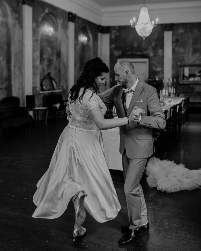 Bei dieser Hochzeit hat das Brautpaar einen wunderbaren Tango getanzt - und danach gab es einen kleinen Tango-Kurs für alle Gäste! Mit wechselnden Partnern 😊 So eine schöne Idee! 💃🏼

#hochzeitsfotografin #hochzeitsfotografberlin #hochzeitsreportage #reportagefotografie #tangoargentino #tango #tanzkurs #ballhauswedding #ballsaal #wedding #weddingphotography #berlinhochzeit #urbanwedding