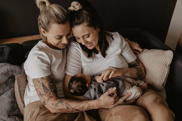 Happy Feiertag 🔆
Ich hoffe, ihr habt alle ein schönes langes Wochenende 😊
Ich habe es mit meiner Familie verbracht - grillen, spazieren gehen, Sonne genießen, lecker Essen.
Dankbar bin ich 🥰
⠀⠀⠀⠀⠀⠀⠀⠀⠀
#newborn #newbornshoot #neugeborenenshooting #babyshooting #homeshooting #homestory #helloworld #mommyandmini #lgbtqfamily #gaycouples #lgbtq #regenbogenfamilie #loveislove #wochenbettreportage #wochenbett #fotografberlin #fotografinberlin