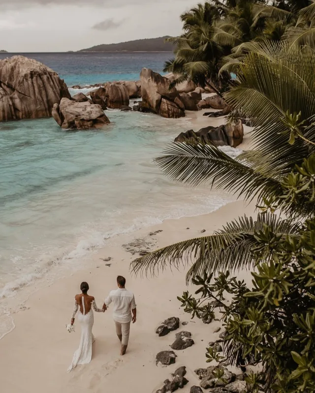 Es ist einfach schon über ein Jahr her, dass ich diese wundervolle Hochzeit auf den Seychellen begleiten durfte 🥹 Alles hat sich irgendwie wie ein Traum angefühlt und ich konnte bis zuletzt nicht fassen, wie unfassbar schön dieser Ort einfach ist ✨
Eine Trauung direkt am Wasser in dieser unglaublichen Kulisse - ich hab immer noch Gänsehaut, wenn ich daran zurück denke 🥹

Danke @trameli & @alex_yam, dass ihr mich mitgenommen habt und ich euch an diesem ganz besonderen Tag begleiten und ein Teil davon sein durfte. Ich werde diese tolle Zeit niemals vergessen 🫶🏼

#seychelles #seychellen #seychellesisland #wedding #seychelleswedding #destinationwedding #destinationweddingphotographer #ladigue #islandwedding #weddingphotography #weddingphotographer #photographerseychelles #weddinginspo #beachwedding #ansepatates #hochzeitsfotografin #weddingphotographerworldwide